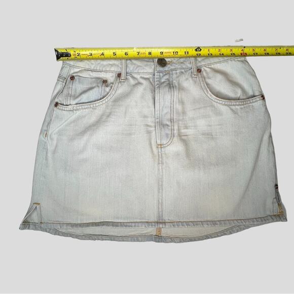 NWT One Teaspoon Brando Denim Mini Skirt Womens 32 11/12 Lightwash Barely Blue - Picture 10 of 15